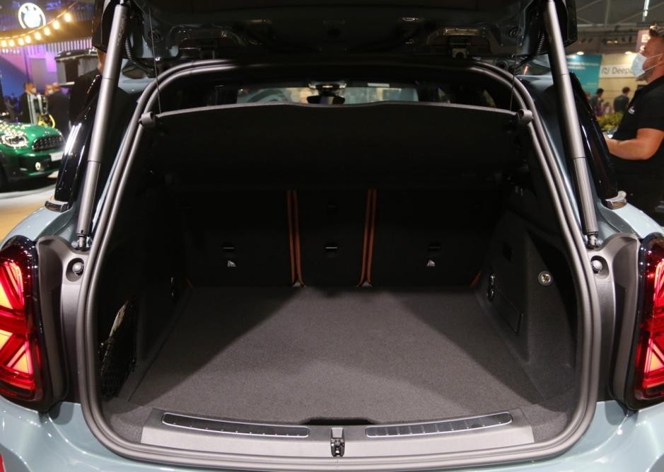 甲壳虫被干掉了，就剩下宝马的MINI“乡巴佬“了，SE版本好看