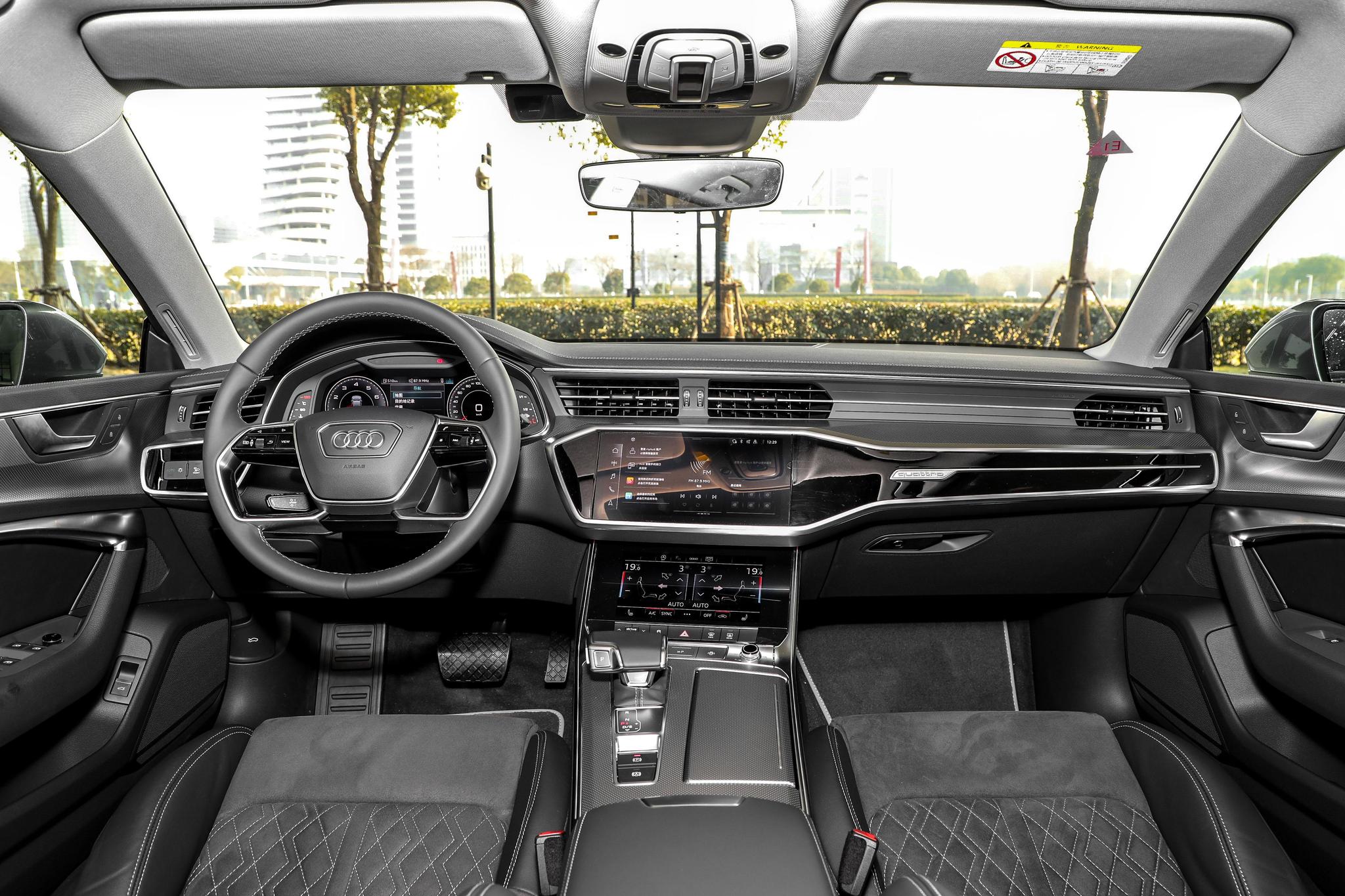 内饰部分,上汽奥迪a7l依旧延续了进口版奥迪a7的内饰设计布局,中控