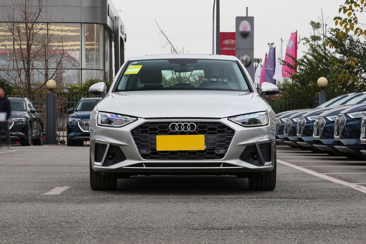 体验奥迪A4L 40TFSI，外观动感空间大，2.0T爆190马力，8.2秒破百