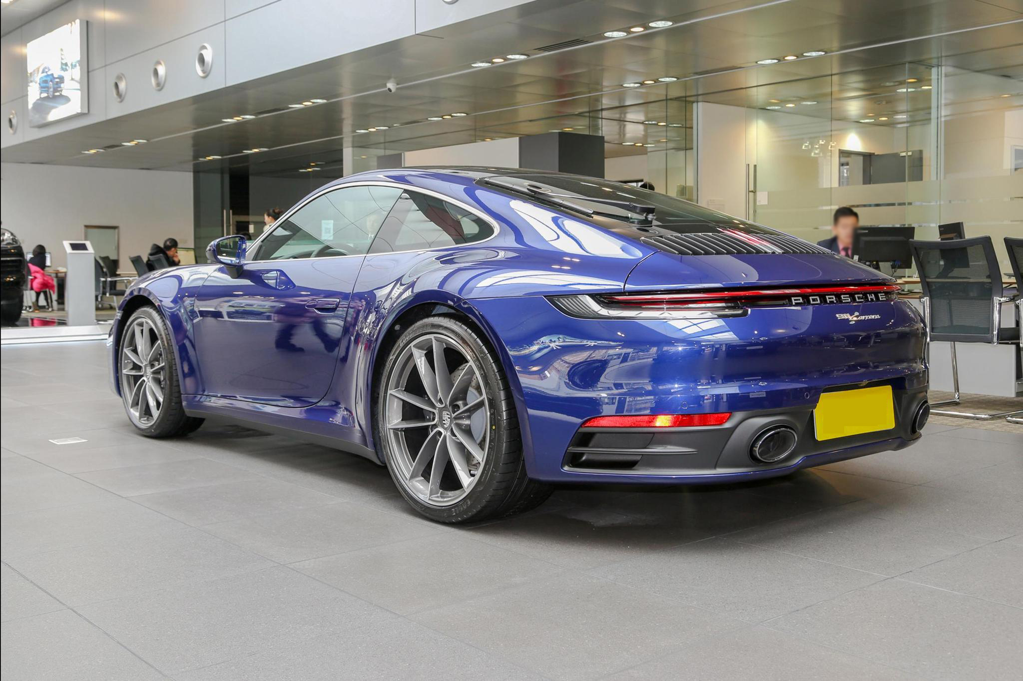 售价仅127.8万，4.2s破百，男人的梦想车，实拍保时捷911  Carrera