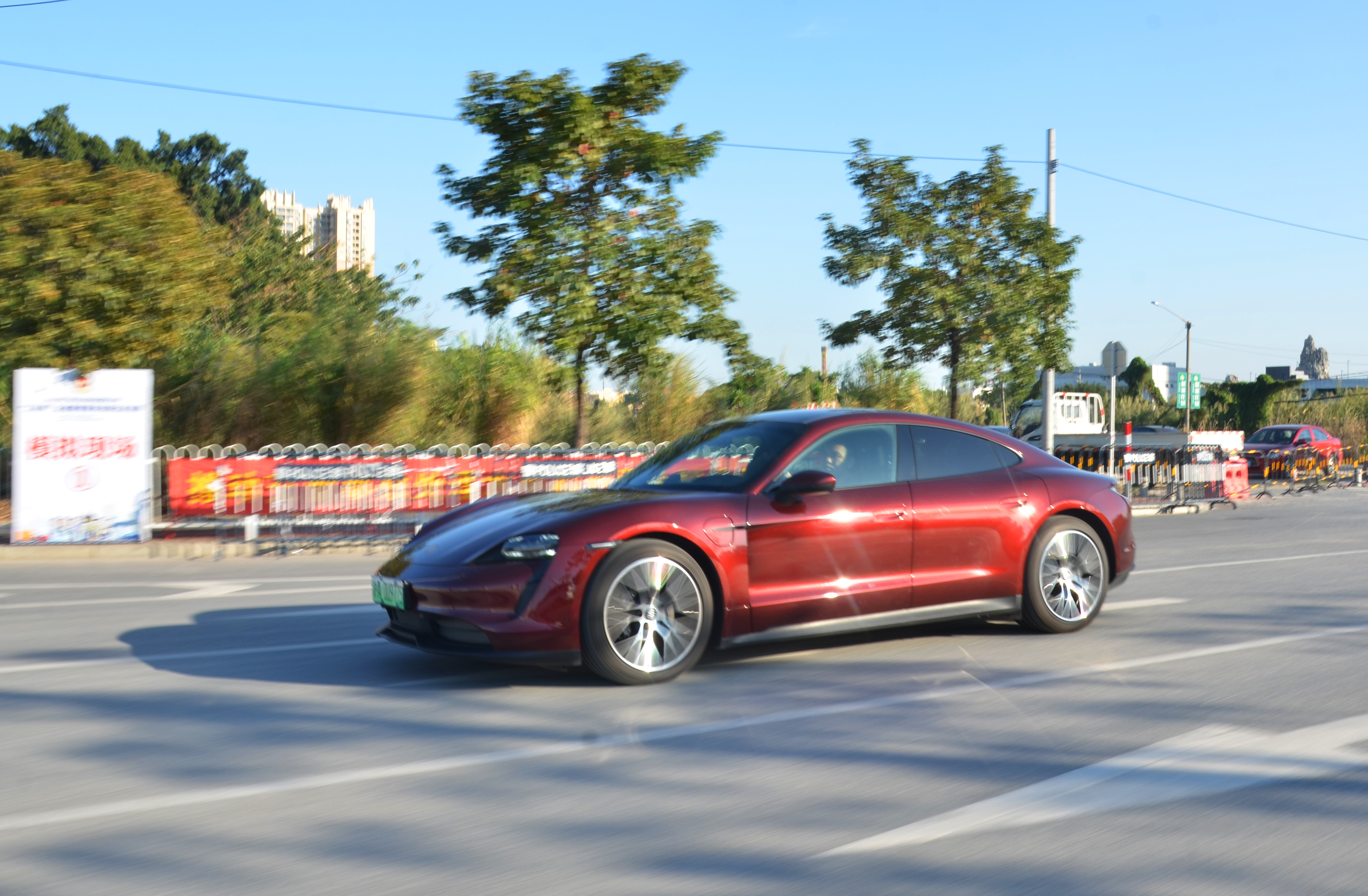 试驾保时捷taycan电动车开起来真的只有快没有乐