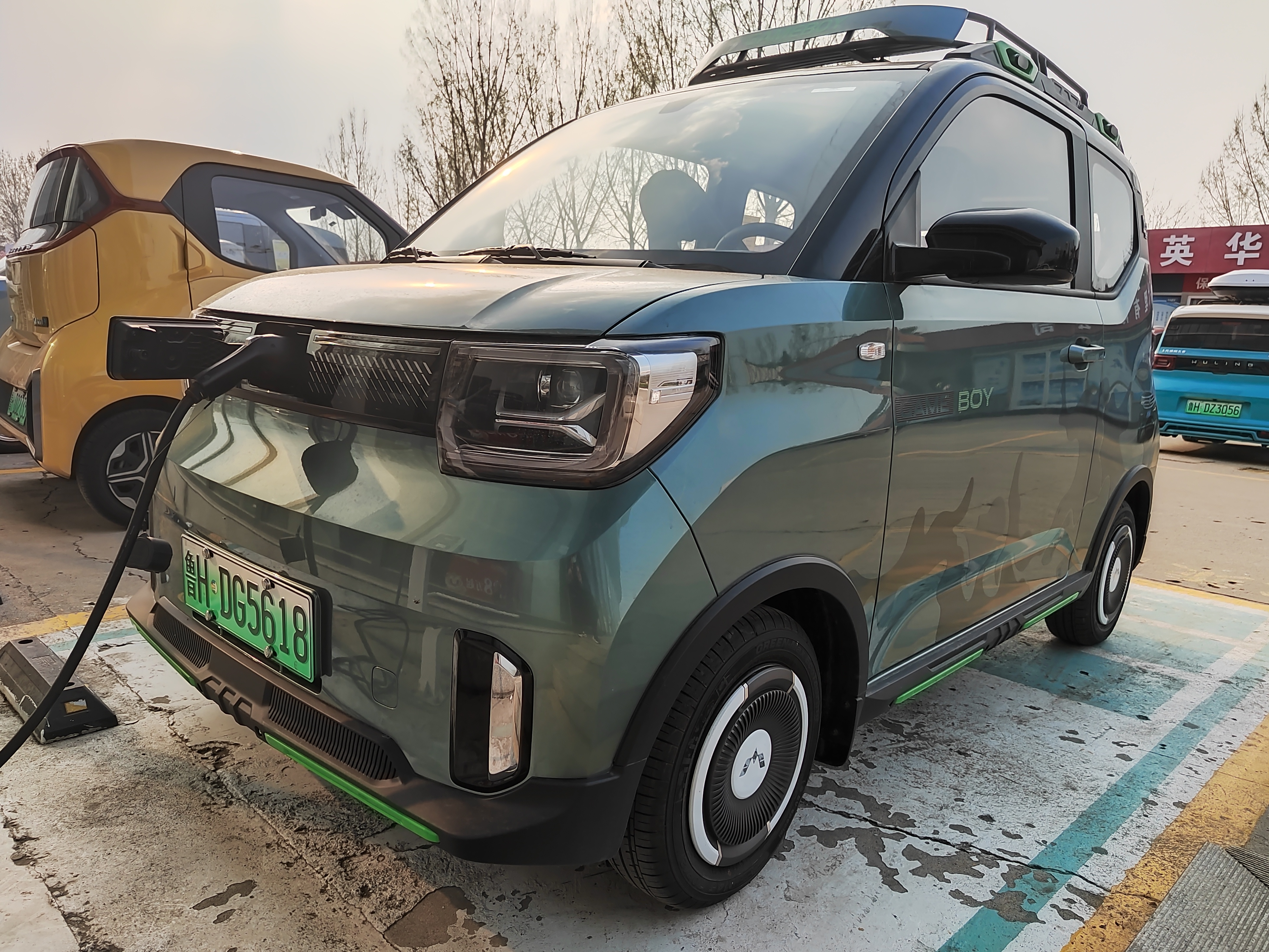 宏光miniev game boy实拍,潮男代步车来了,哪种颜色更好看-爱卡汽车爱