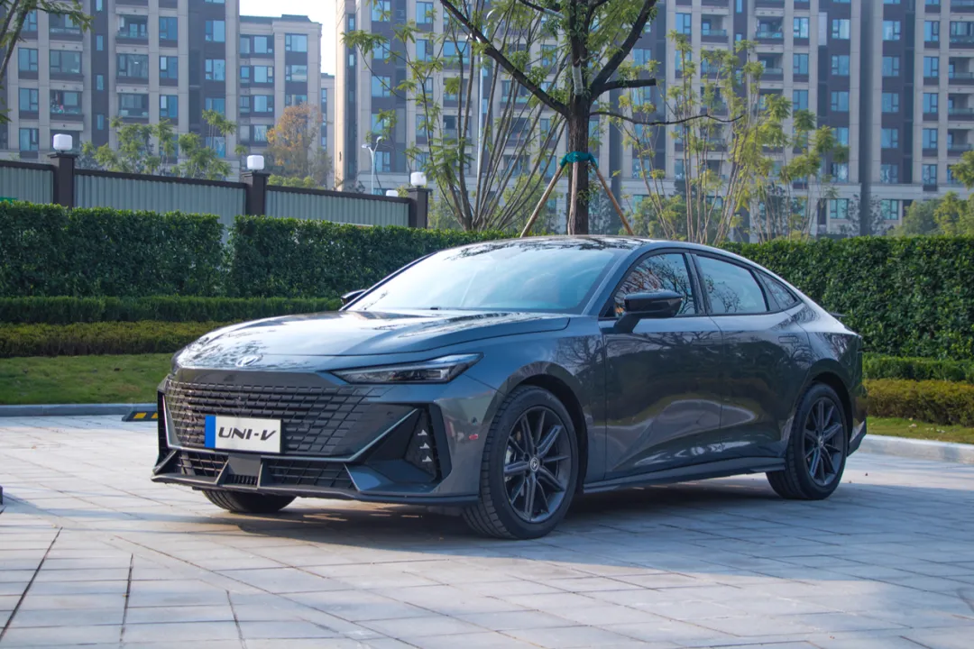 将高级感运动规格拉满 实拍长安uni V 太平洋号