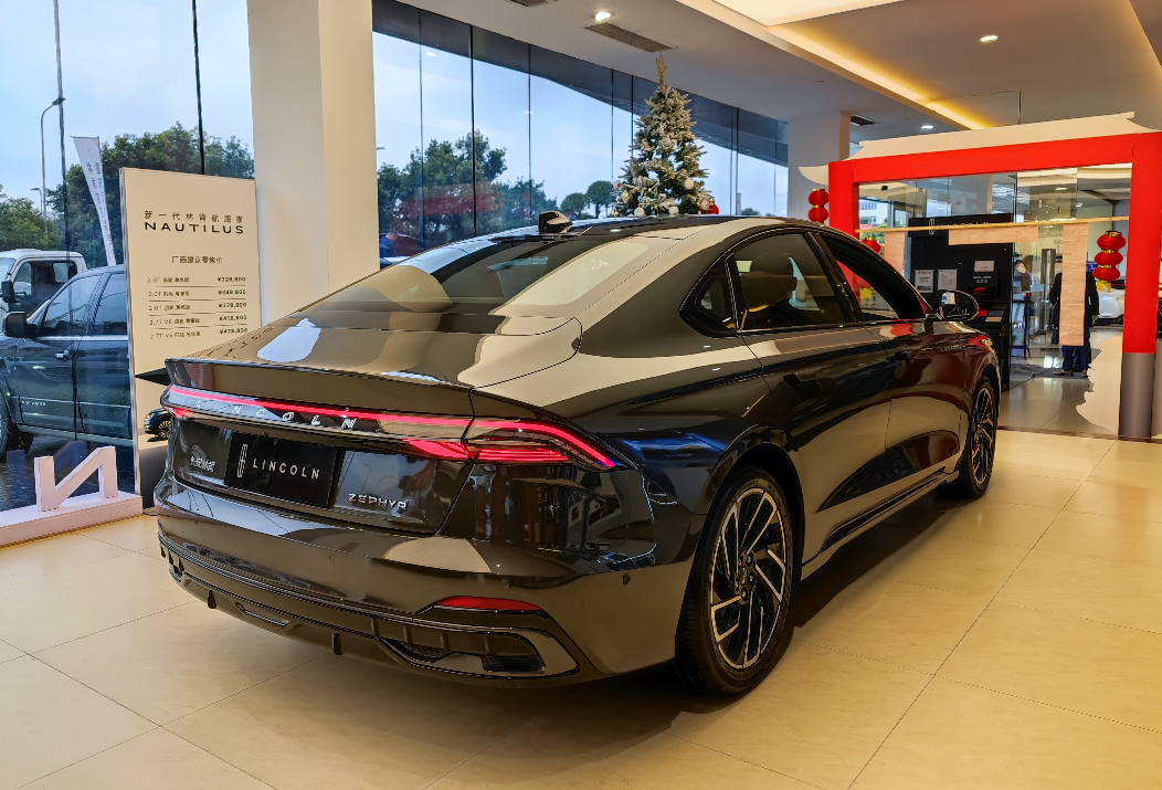 25. 28万元起，林肯Z正式上市，豪华品牌中型轿车或将洗牌