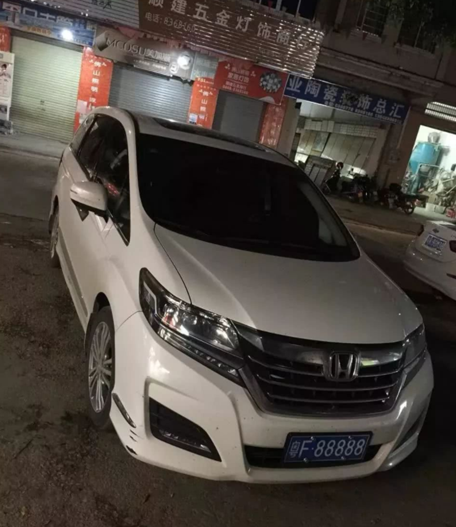 广东神秘土豪，花300万拍“粤F88888”车牌，挂在了一辆本田车上