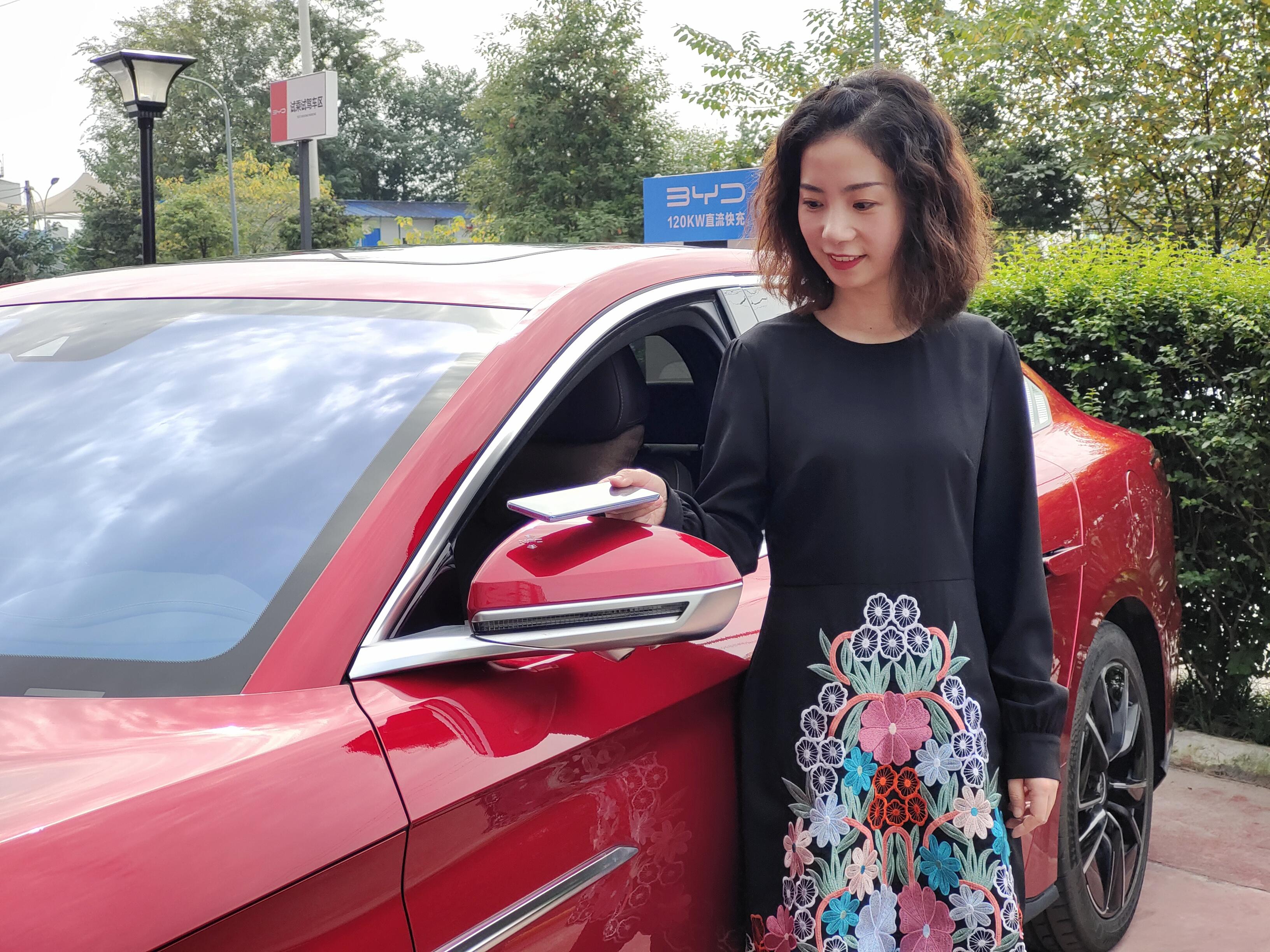 嫌宝马5系动力不够，美女车主买了比亚迪汉EV