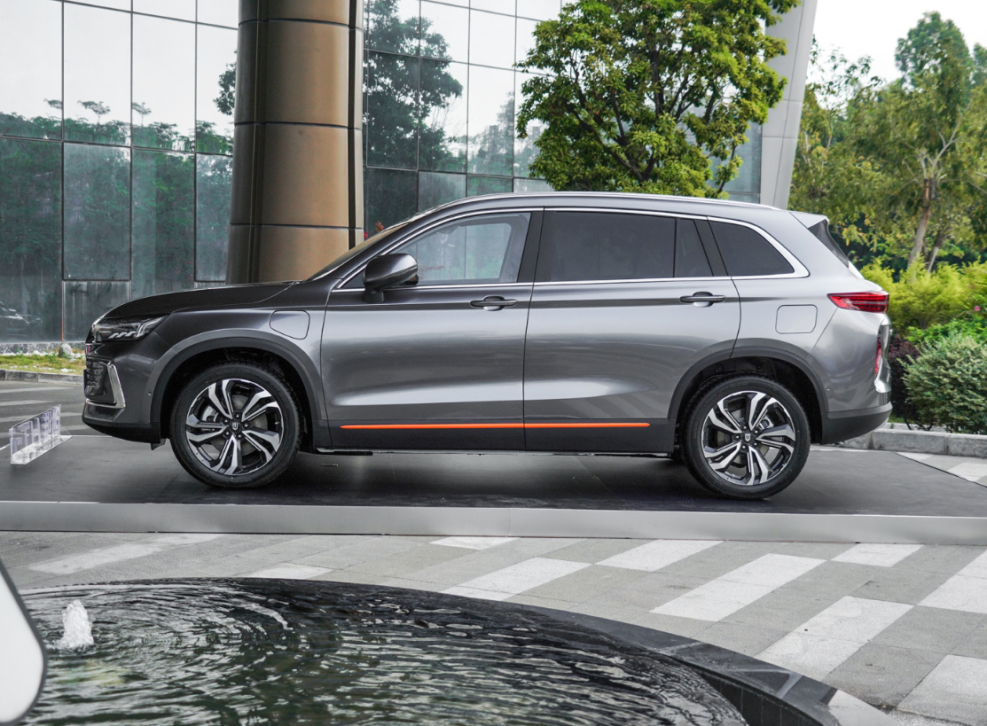 2.8米轴距大块头SUV，正版“超级混动”，创维汽车要当价格屠夫？