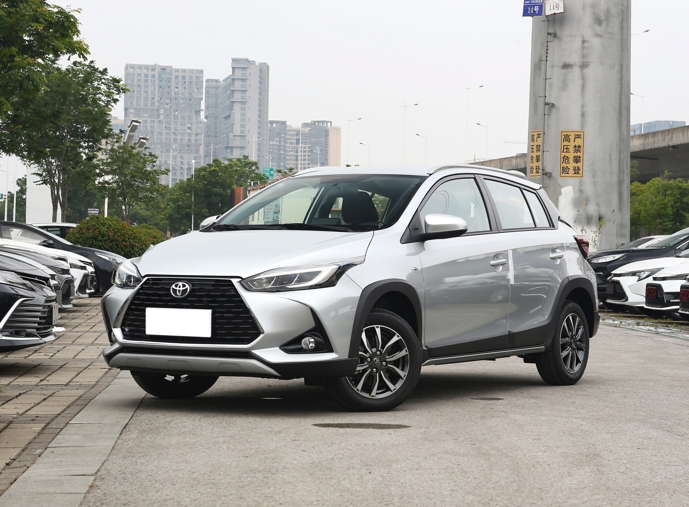 58万)这个版本,该配置车型配备了6气囊,胎压报警,es