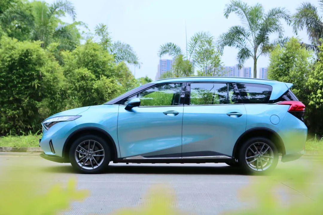 海马汽车首款纯电动MPV