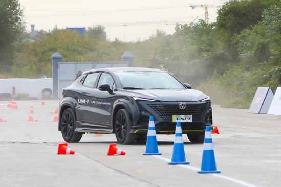 價格不超15萬，高級檔次卻不輸同級合資，試駕2022款長安UNI-T