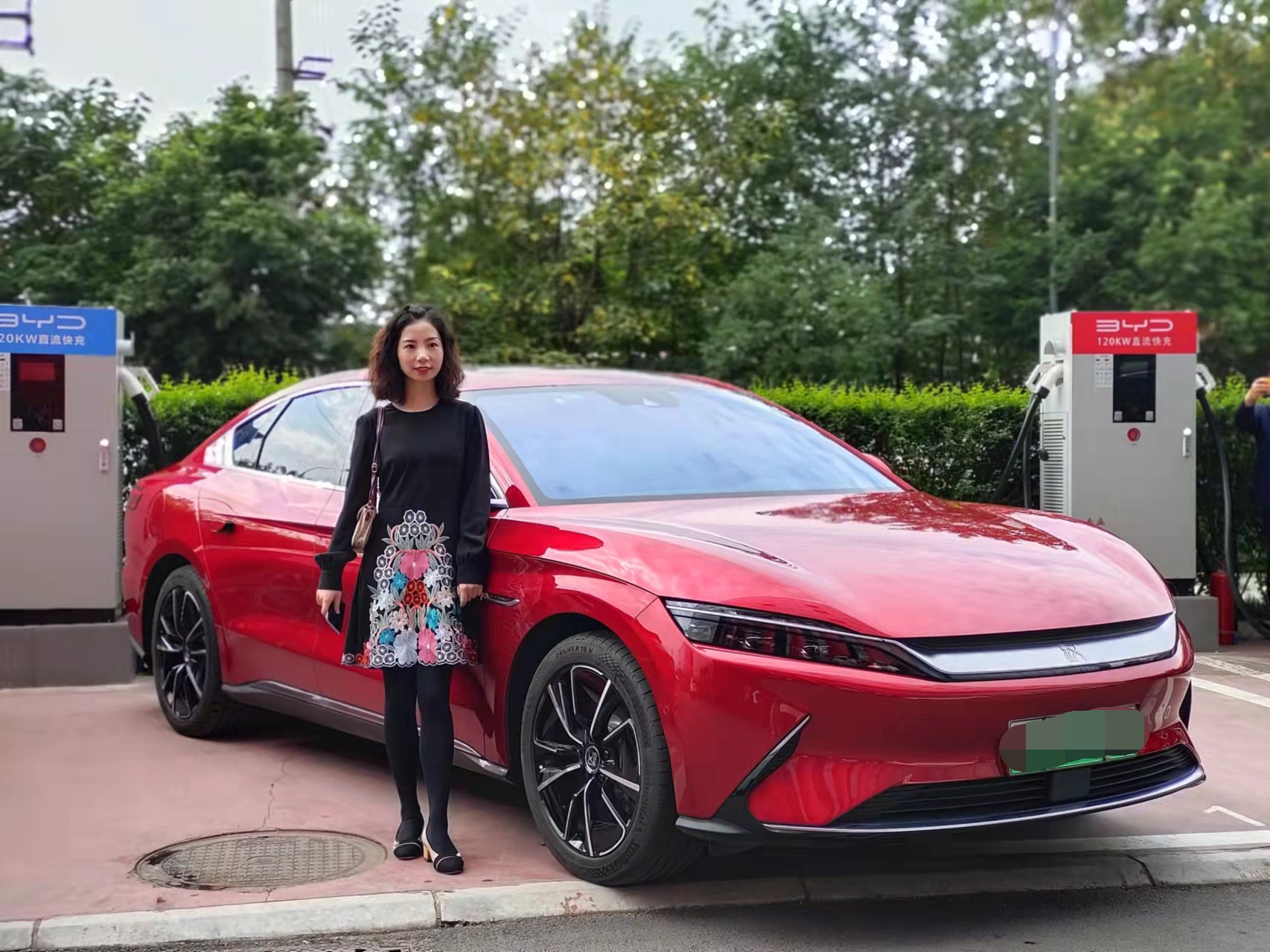 嫌宝马5系动力不够，美女车主买了比亚迪汉EV