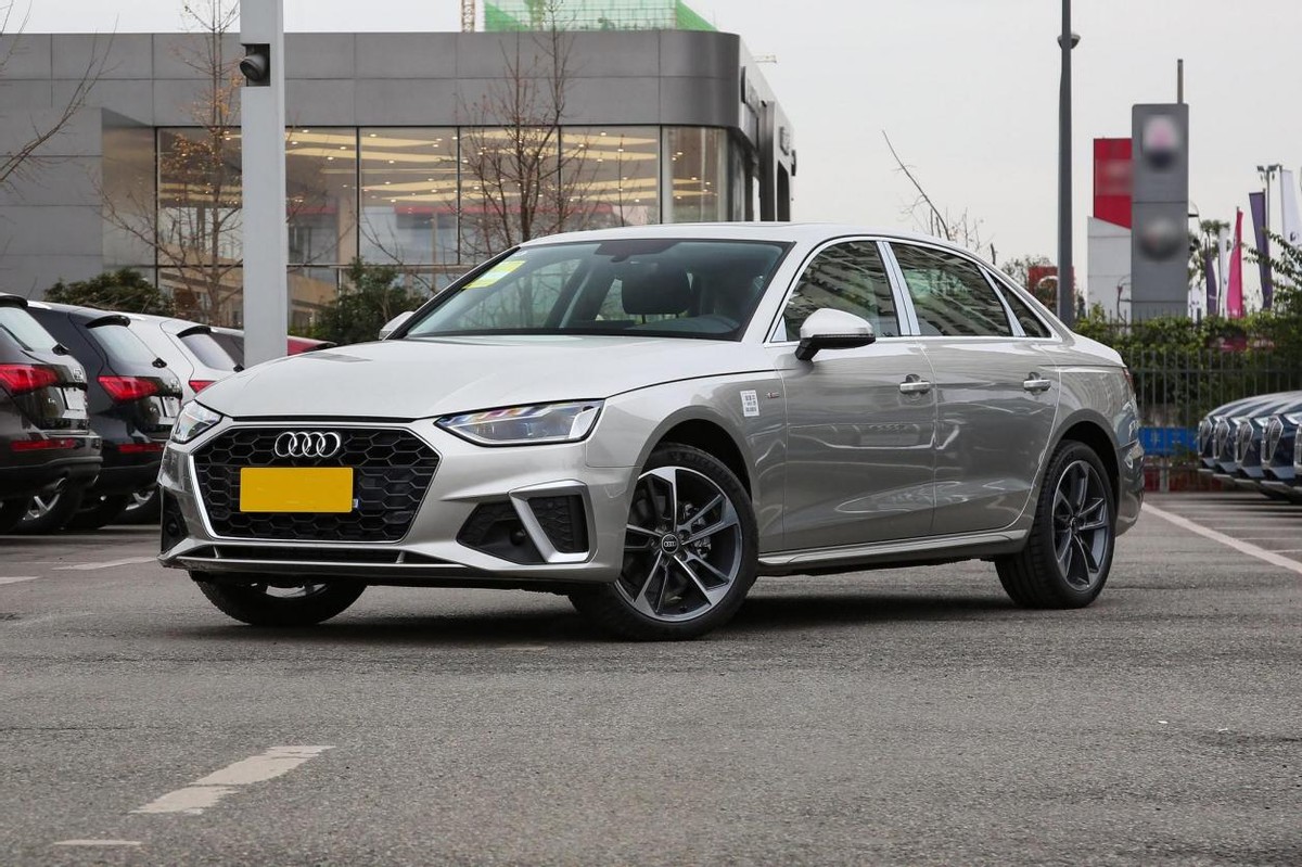 体验奥迪A4L 40TFSI，外观动感空间大，2.0T爆190马力，8.2秒破百
