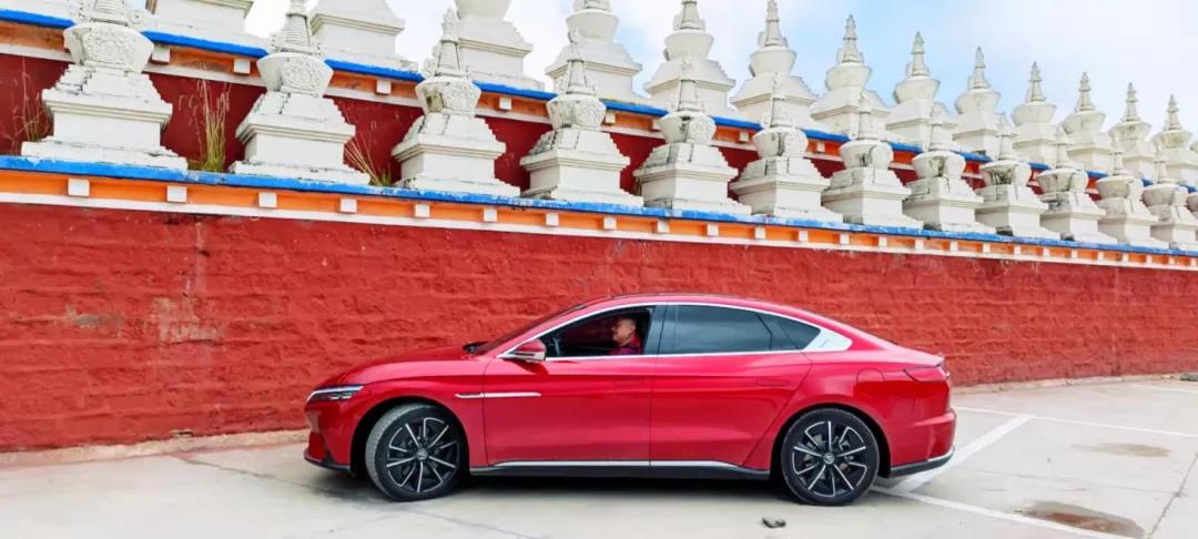 嫌宝马5系动力不够，美女车主买了比亚迪汉EV