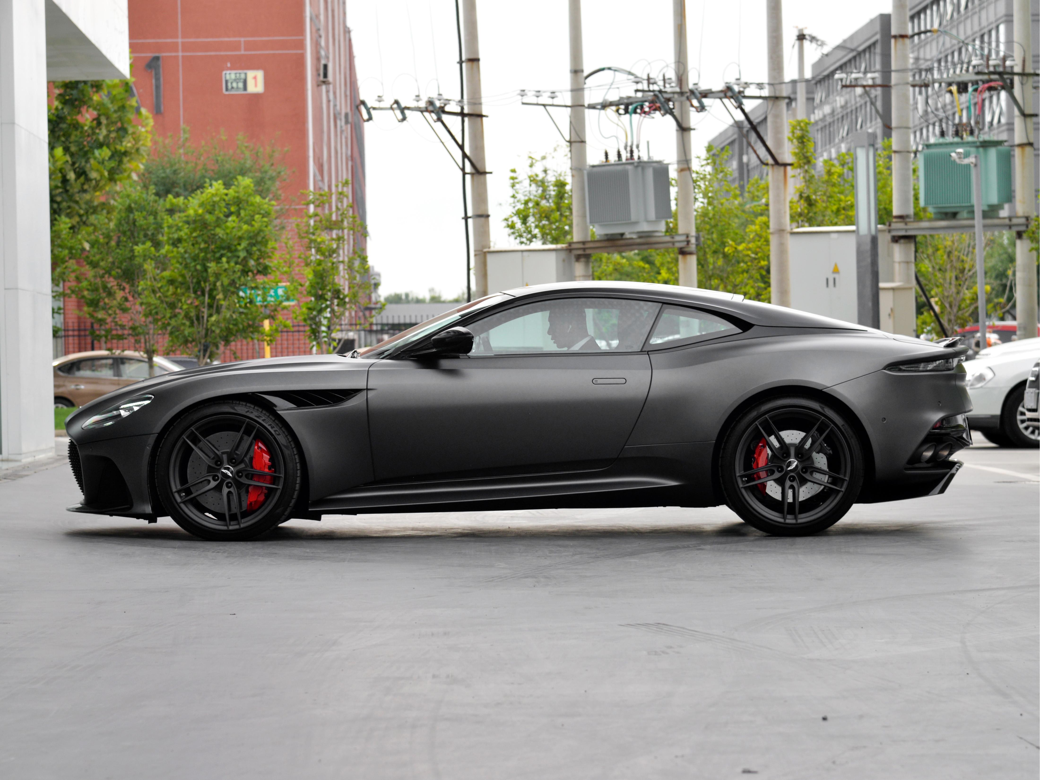 v12旗舰,英国的进口超跑,开起来还很舒服!实拍阿斯顿·马丁dbs