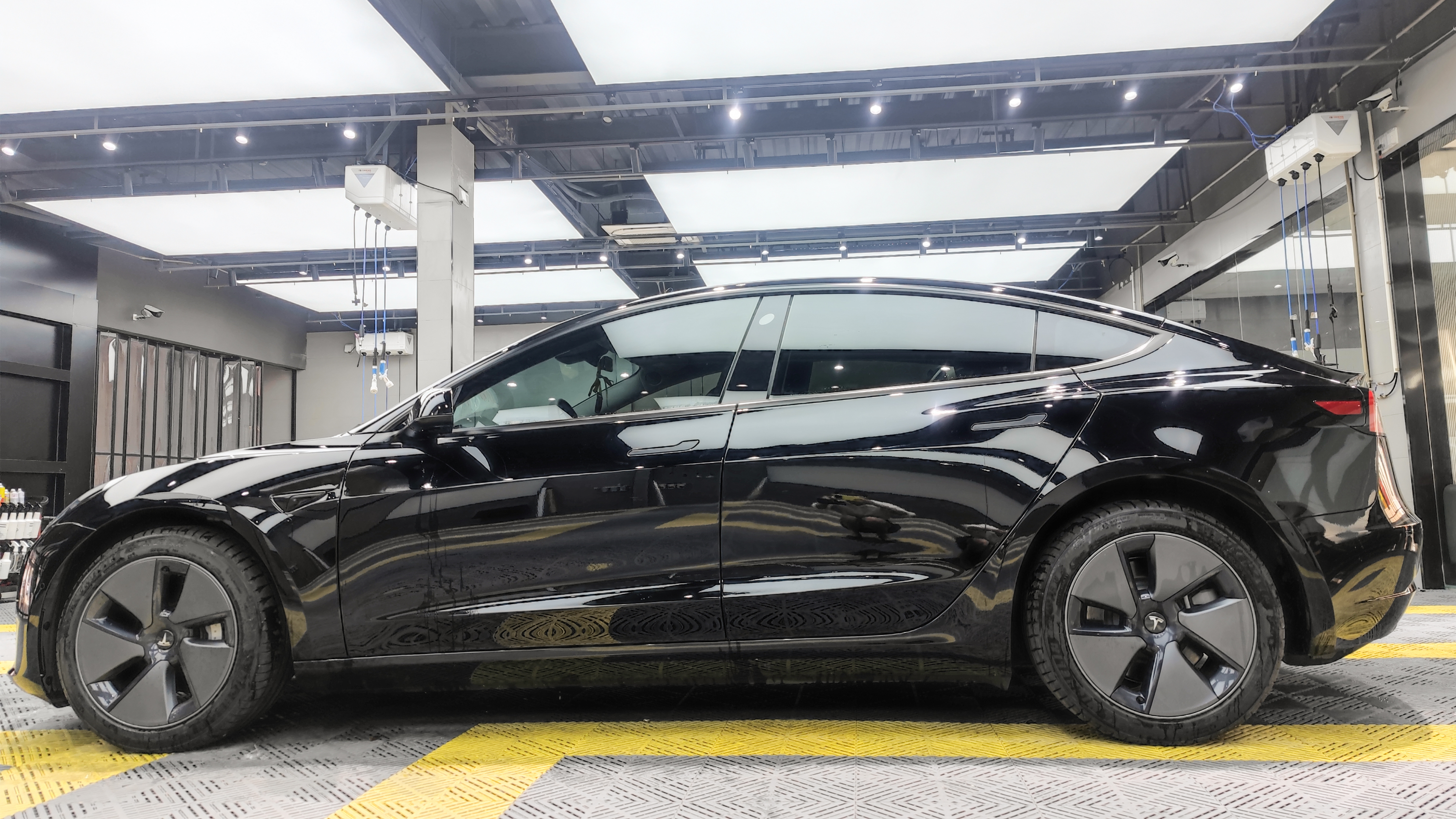 特斯拉model3装贴龙膜畅悦80 侧挡35 后档15隔热膜