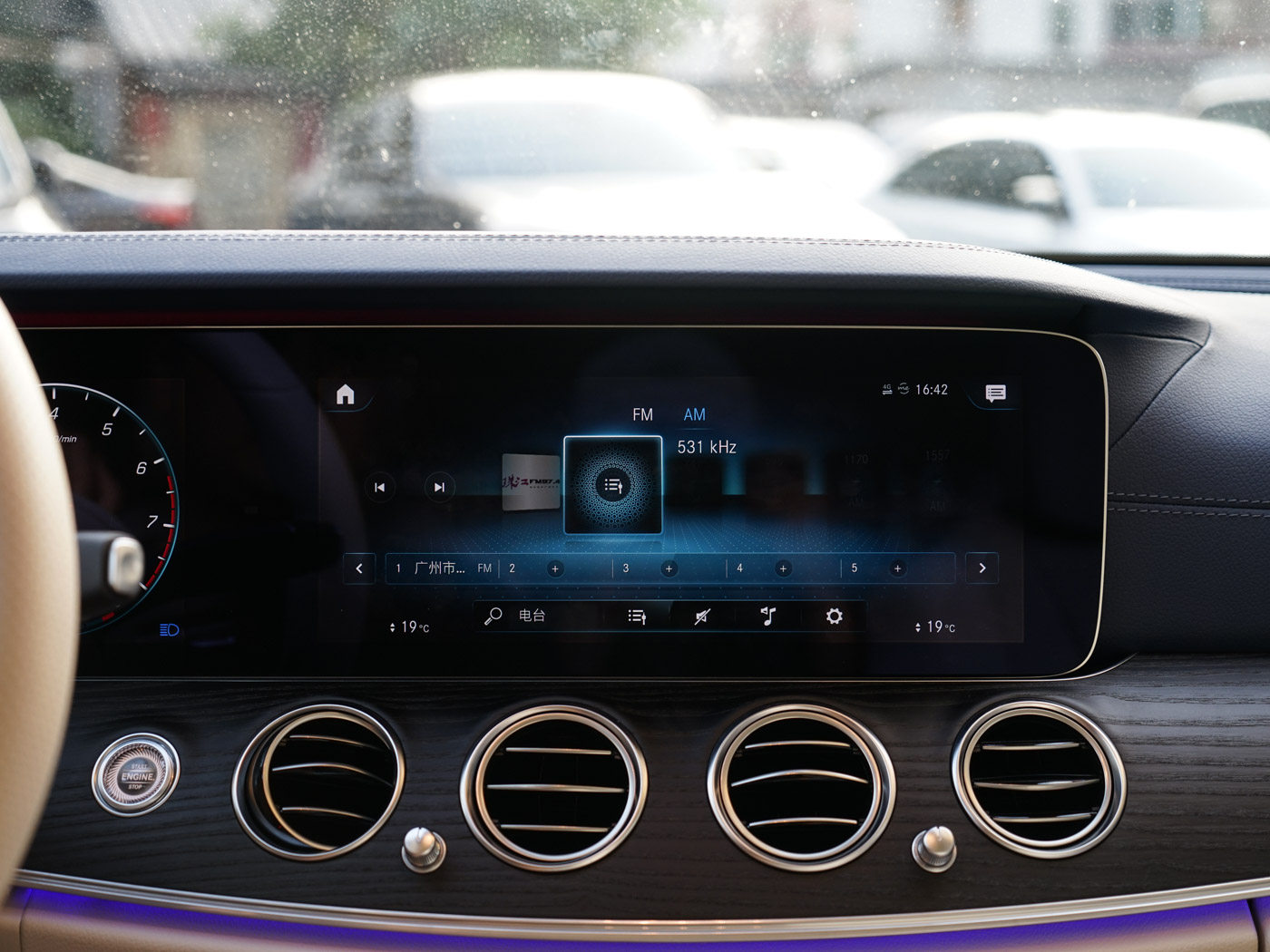 新款奔驰E级上市 全系下降1800元！但配置却出现缩水？