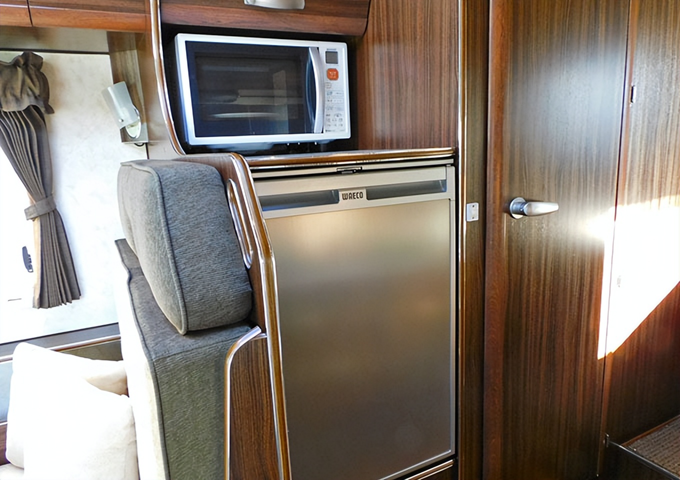 三菱扶桑罗莎轻卡房车，空间方正舒适度高，会客区可拼多种床位