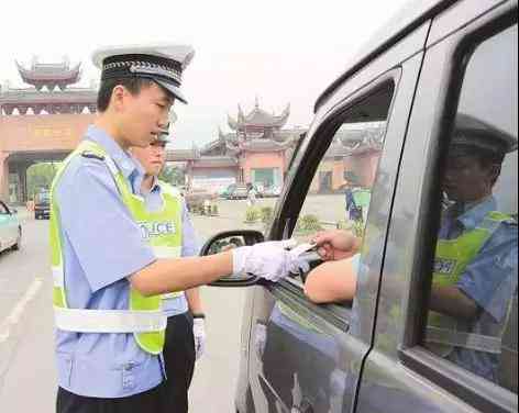 駕駛證、行駛證隨身攜帶還是放車里？