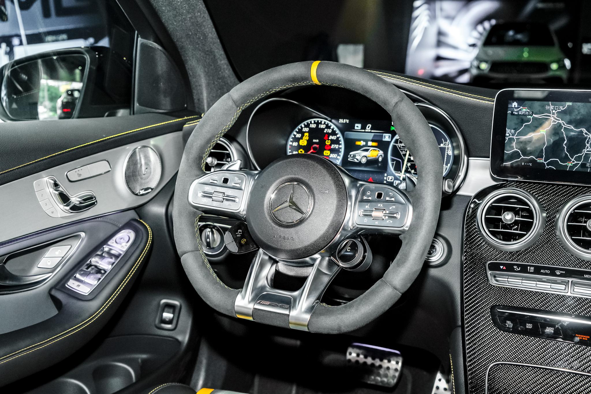 amg内饰风格无需多言,座舱内充满了战斗气息,坐进去的那一刻起,肾上腺