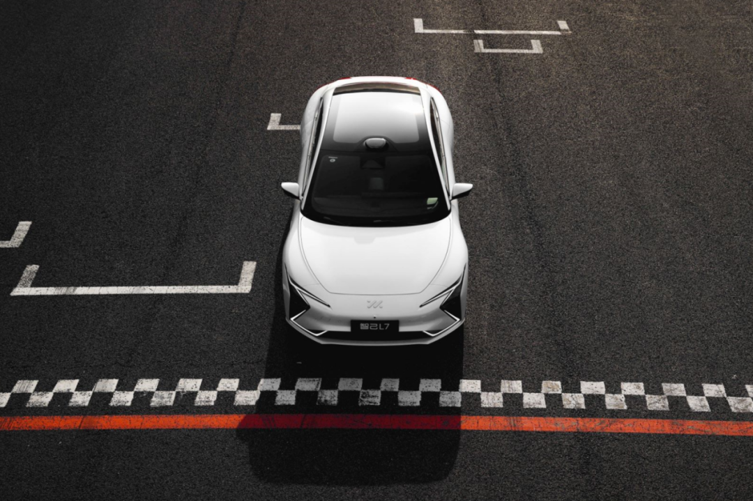 漂移距离破保时捷吉尼斯纪录，智己L7正式上市，36.88万元起