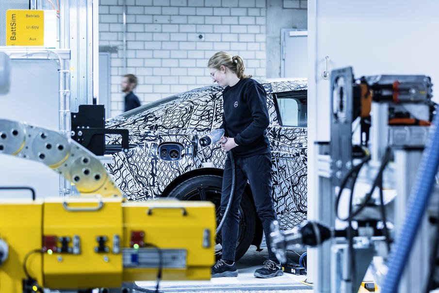 油改电变成电改油，自建MB.OS系统 - 巨头奔驰的电动策略持续发力