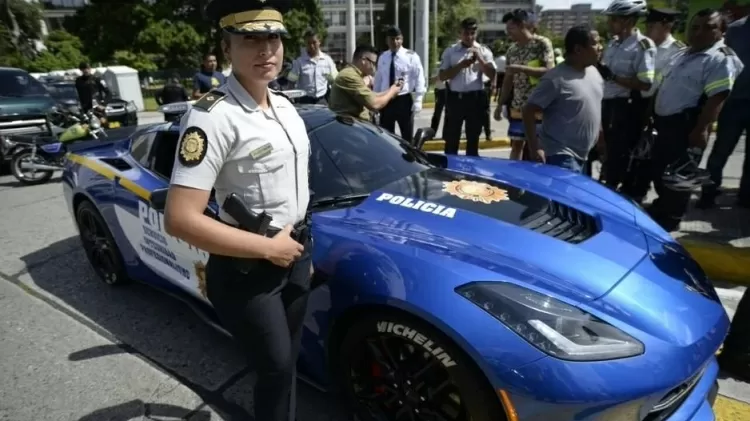 世界上10辆最快的警车—速度达 400 公里/小时