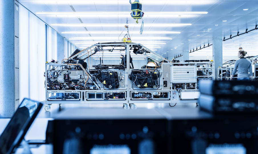 油改电变成电改油，自建MB.OS系统 - 巨头奔驰的电动策略持续发力