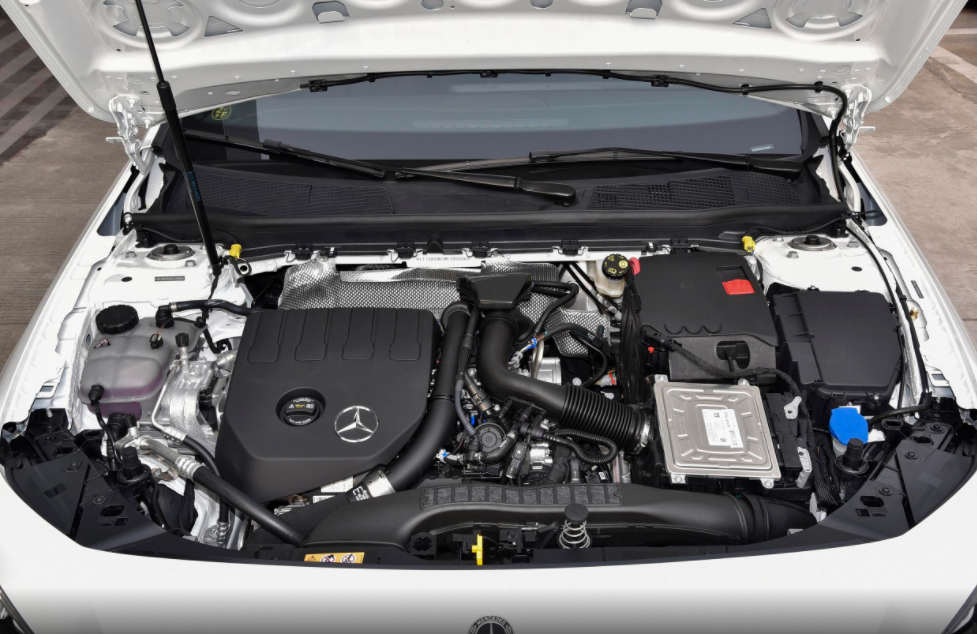 一脚油门爆发163马力，轴距近2米8，奔驰A级值不值20万？