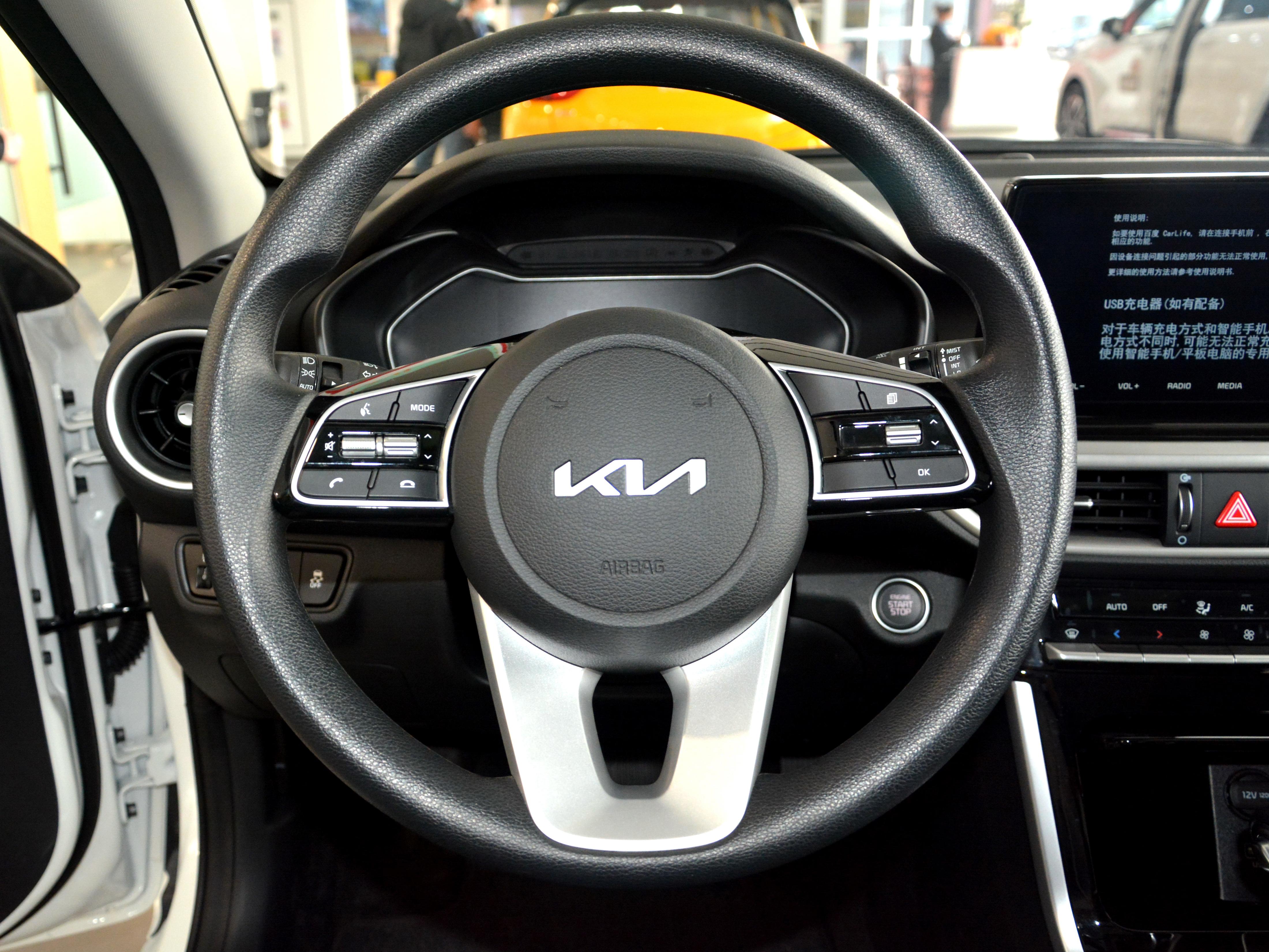 起亚k3内饰采用了年轻化纹路,在视效方面显得颇为新潮,也颇具活力.