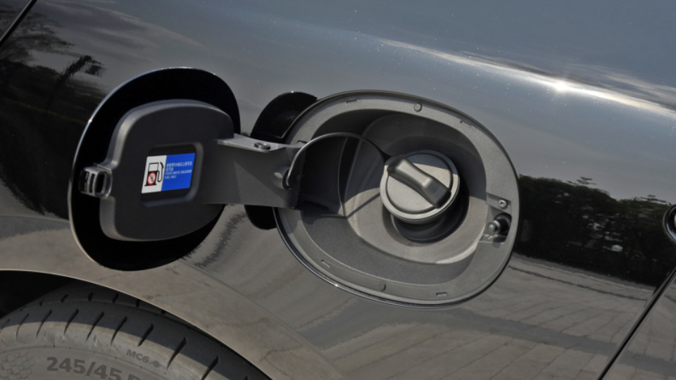 高油价还敢地板油？比亚迪汉DM-p油费不到9百/月