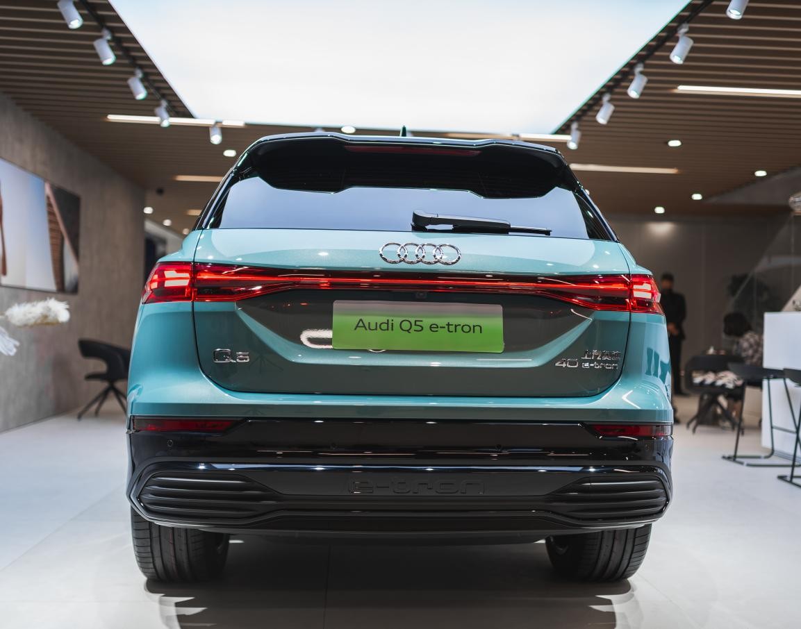 实拍上汽奥迪Q5 e-tron：犀利造型+数字座舱，MEB平台拒绝油改电