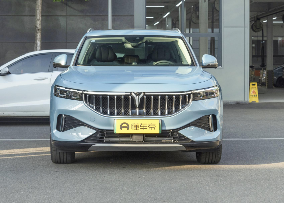 岚图FREE：低配车型卖31.36万，配三联屏+人脸识别！