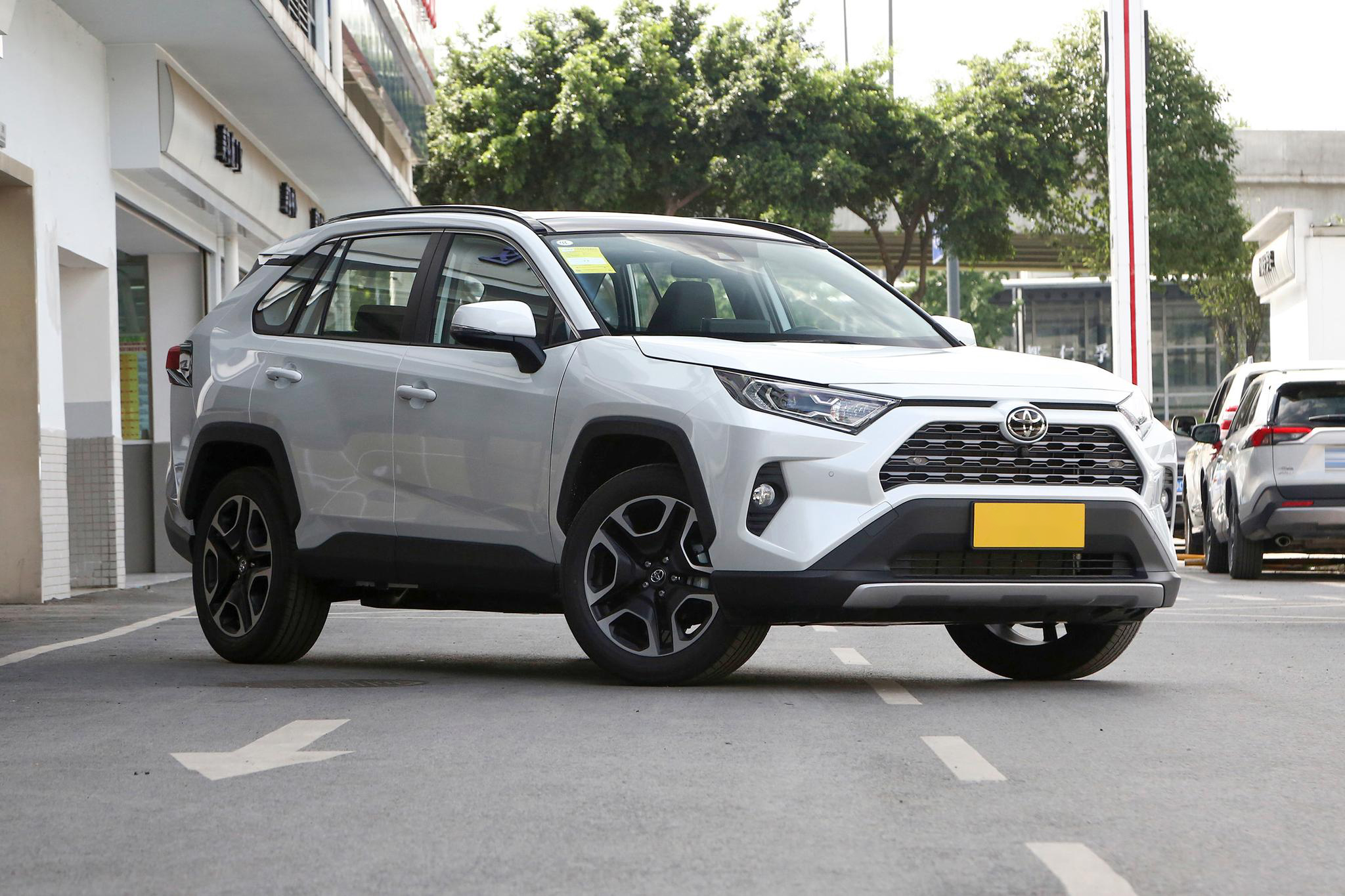 售价22.68万，2.0L+CVT+四驱，舒适省油，实拍RAV4荣放