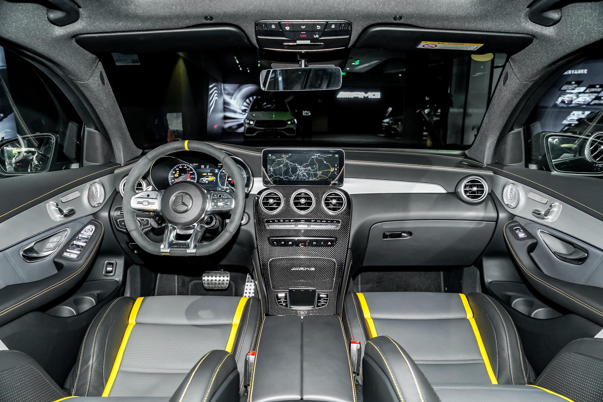 amg内饰风格无需多言,座舱内充满了战斗气息,坐进去的那一刻起,肾上腺