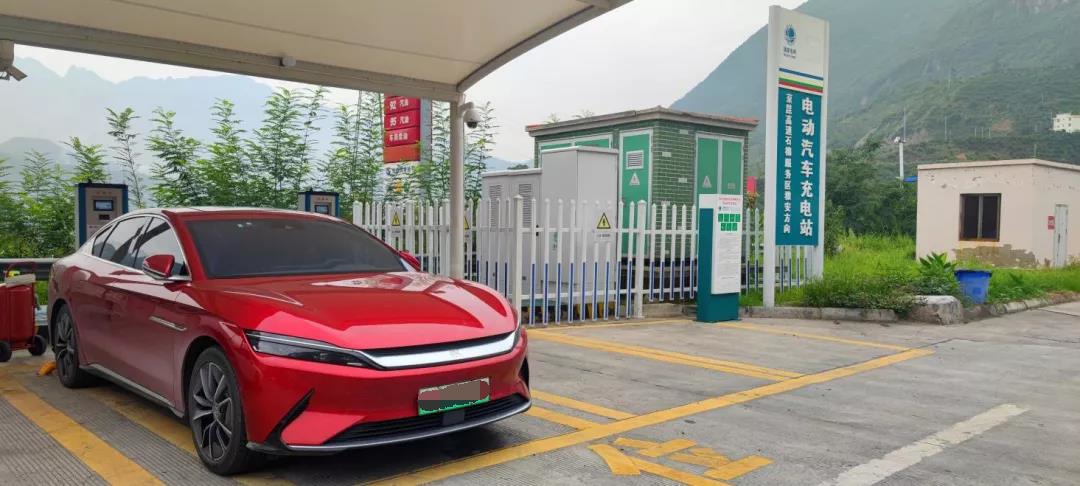 嫌宝马5系动力不够，美女车主买了比亚迪汉EV