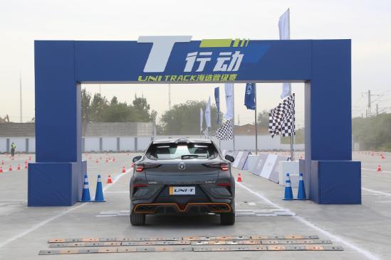 價格不超15萬，高級檔次卻不輸同級合資，試駕2022款長安UNI-T