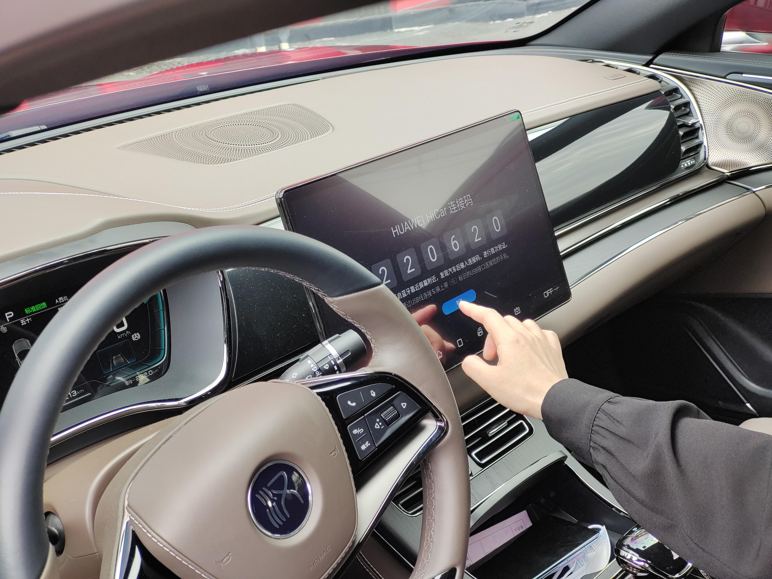 嫌宝马5系动力不够，美女车主买了比亚迪汉EV