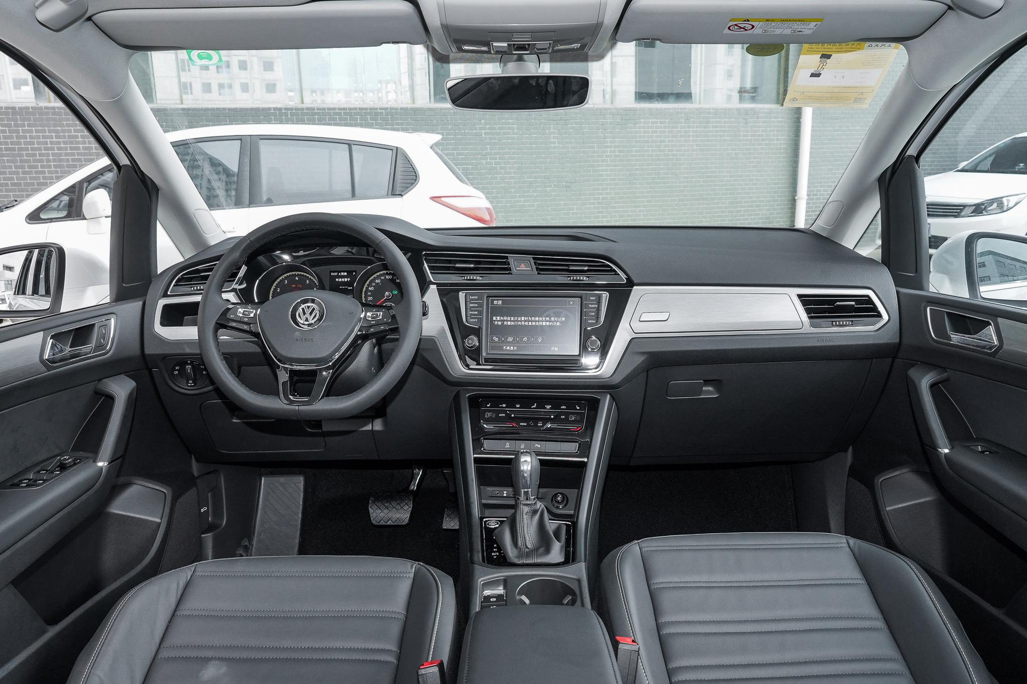 上汽大众途安l,cross跨界造型,提供6/7座可选,适合家用的mpv--知识