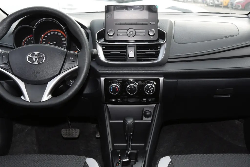 来到车内,致炫x的中控布局和用料相对朴素,有一个悬浮式中控台的设计