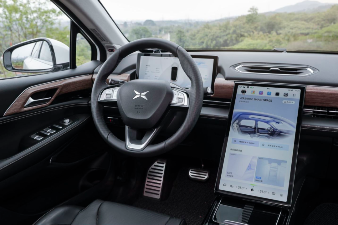 体验小鹏P5跨楼层自动泊车，20万的车有激光雷达就是强