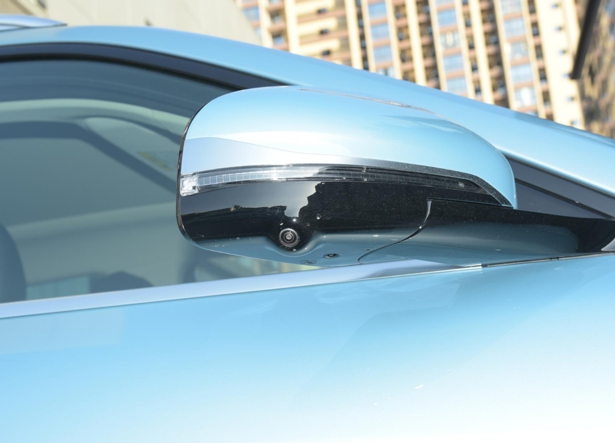 岚图FREE：低配车型卖31.36万，配三联屏+人脸识别！