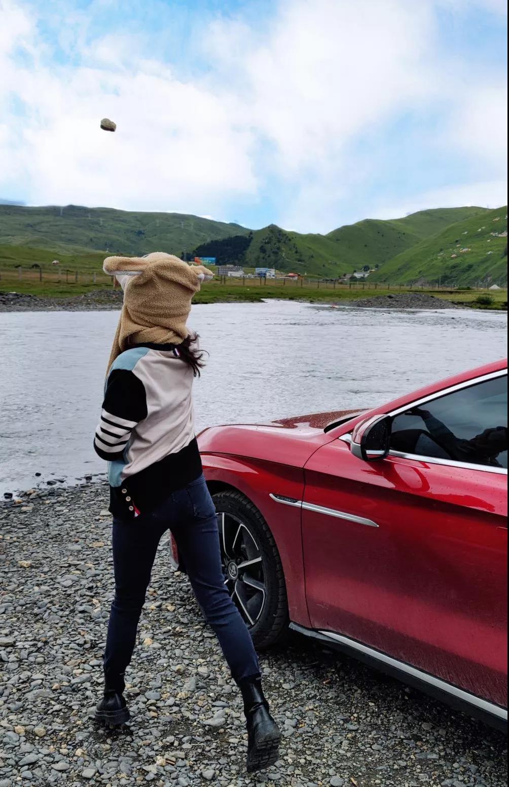 嫌宝马5系动力不够，美女车主买了比亚迪汉EV