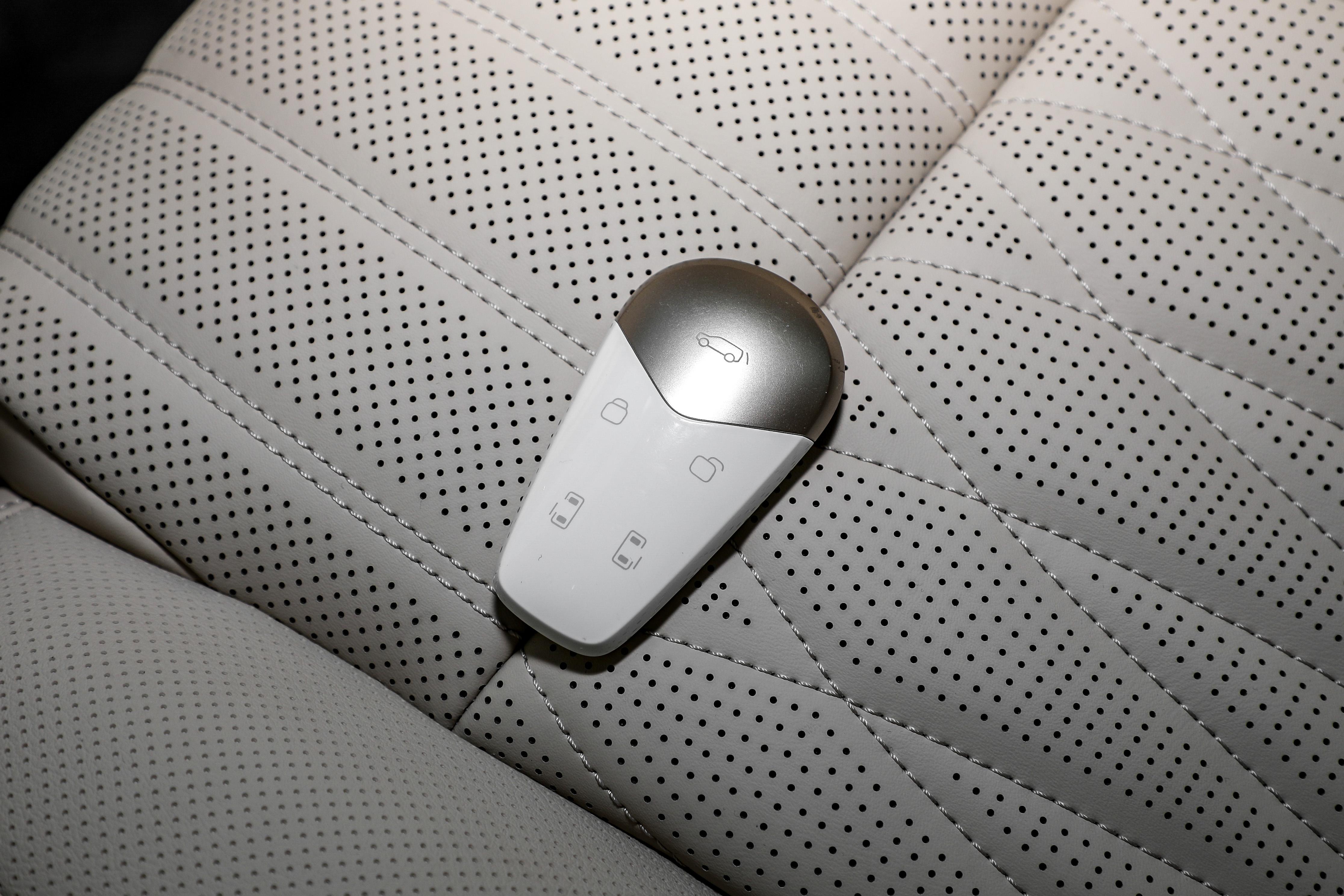 叫板丰田赛那？配空气悬挂，航空座椅，394马力，测岚图梦想家