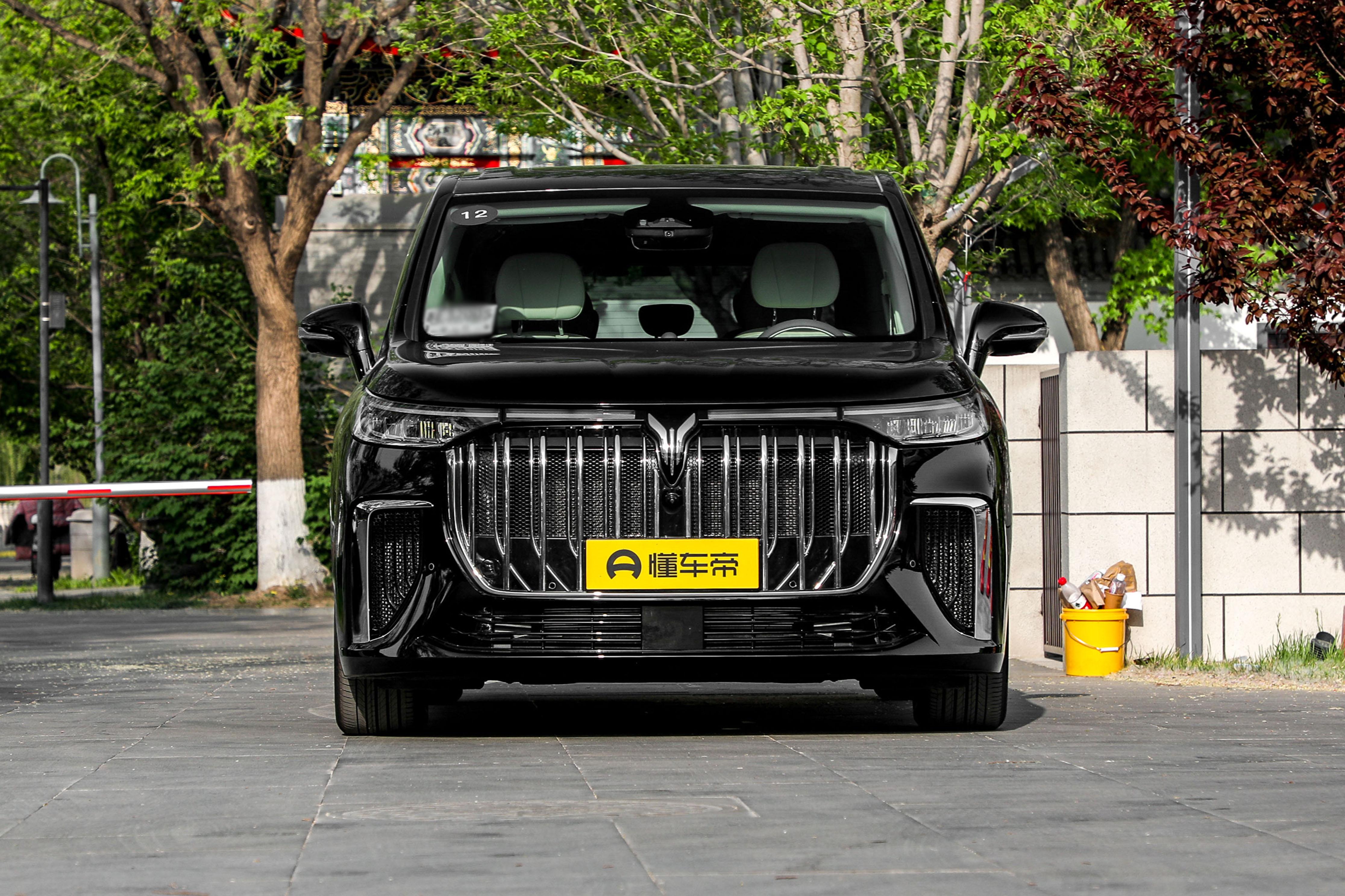 叫板丰田赛那？配空气悬挂，航空座椅，394马力，测岚图梦想家