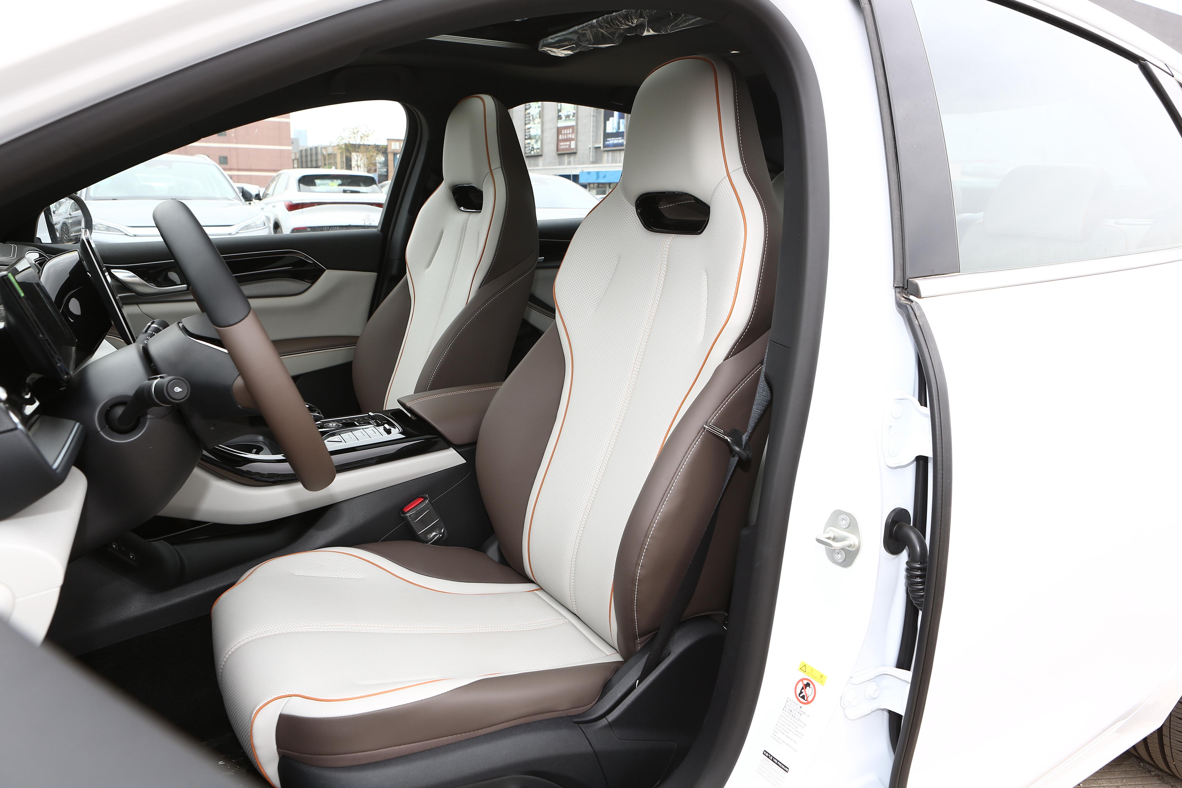 新款比亚迪秦PLUS EV，售价13.68万，商用家用都可选择