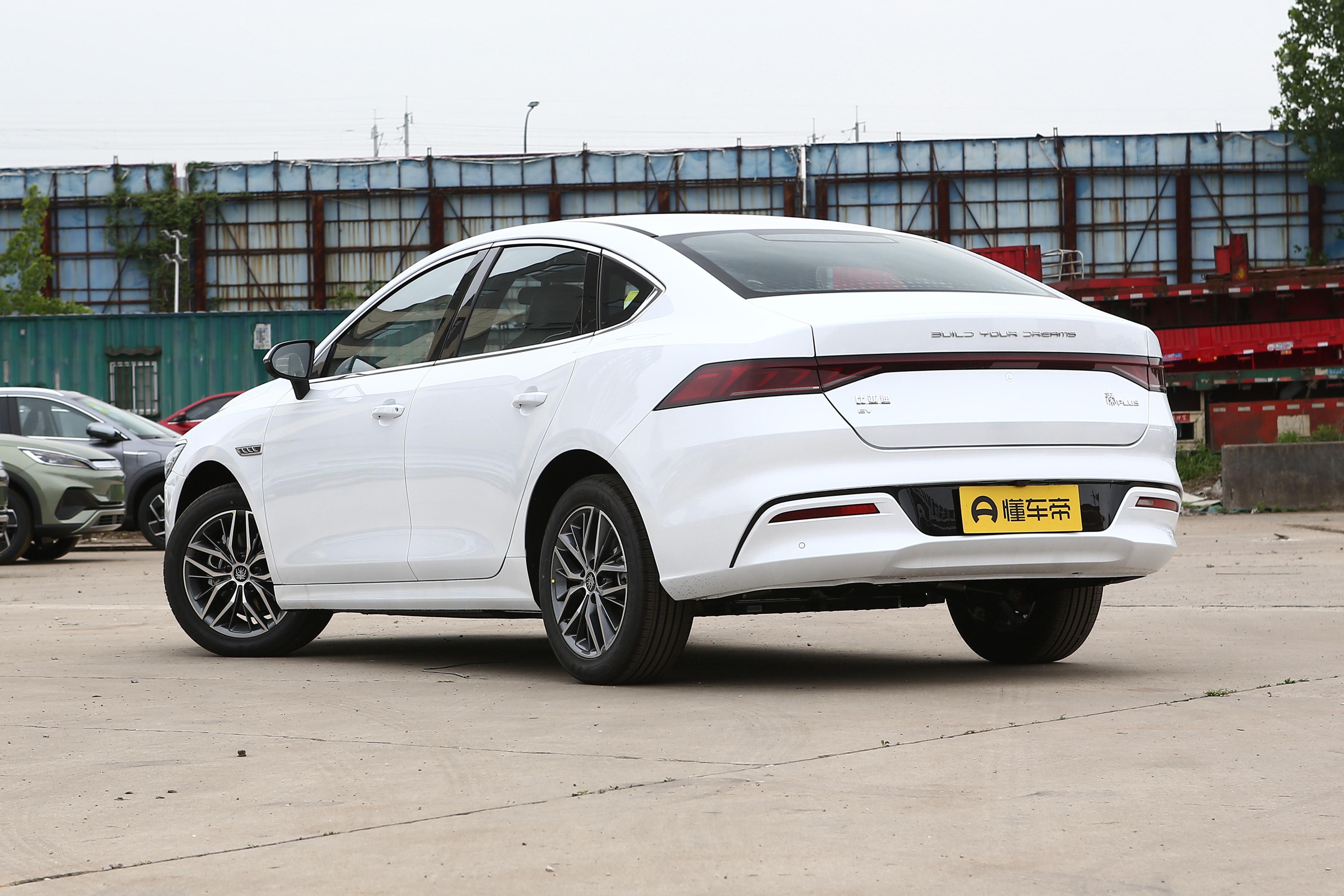新款比亚迪秦PLUS EV，售价13.68万，商用家用都可选择