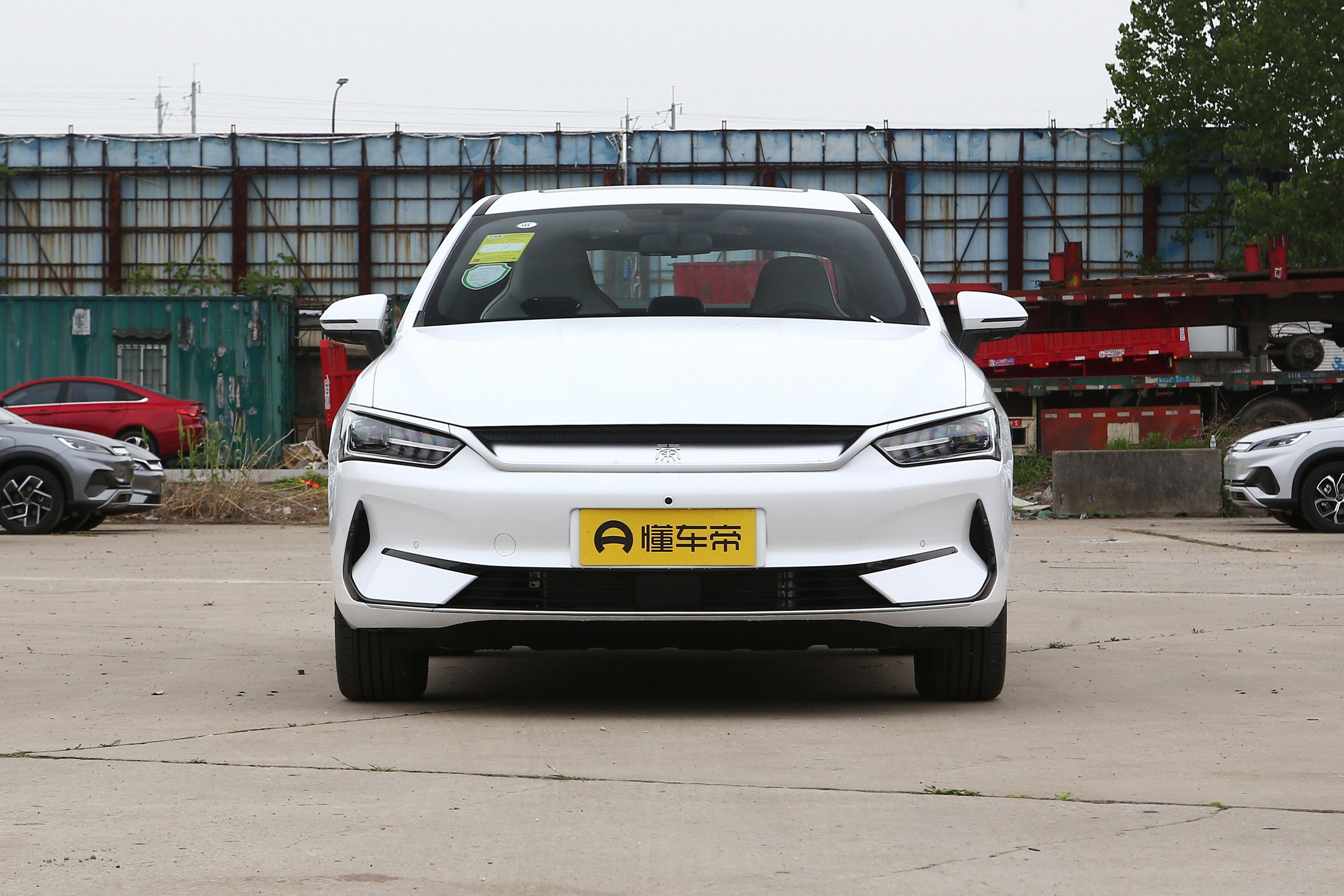 新款比亚迪秦PLUS EV，售价13.68万，商用家用都可选择