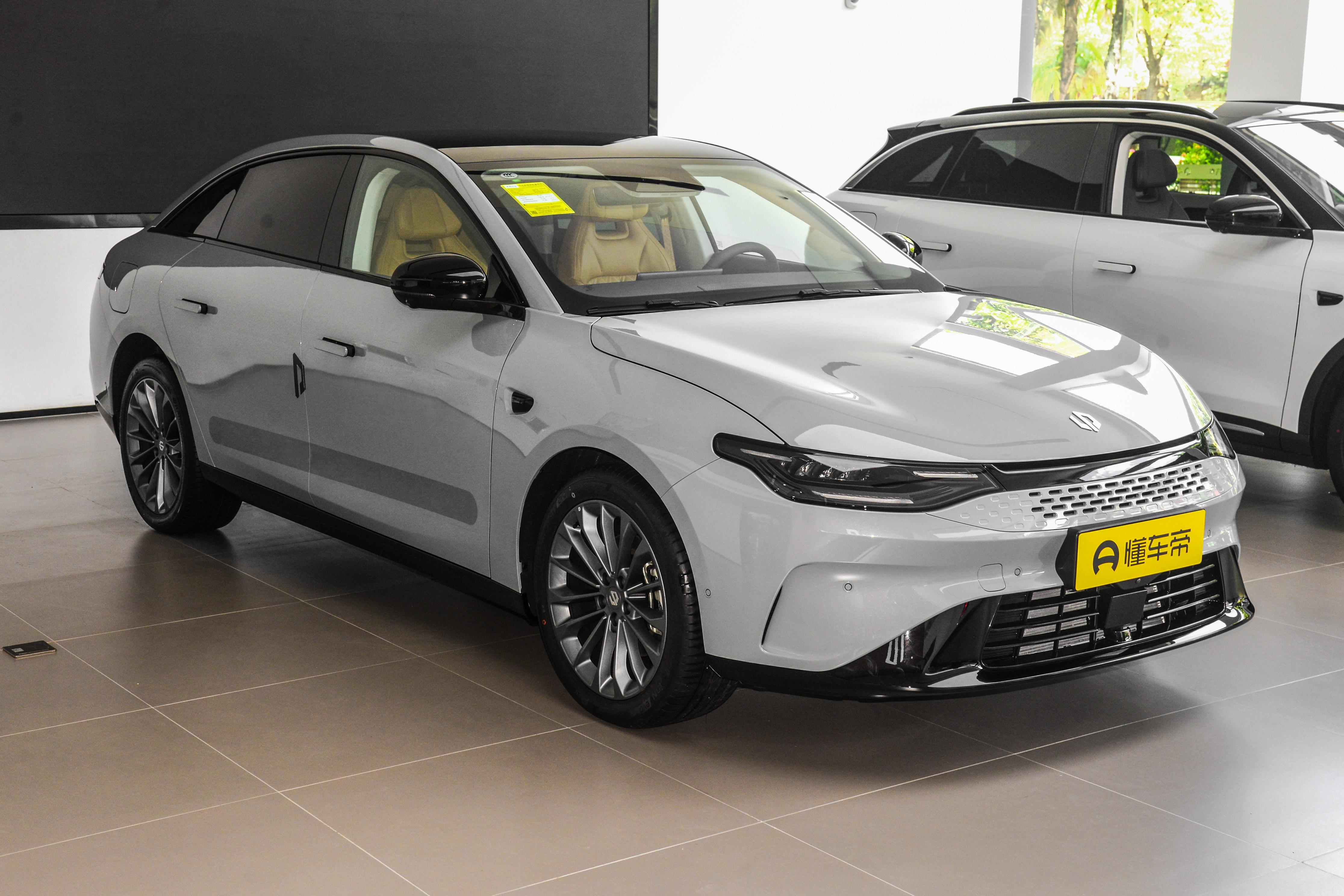 这车顶配只要15万多，搭8295芯片，续航1276km，油耗低至4.9L