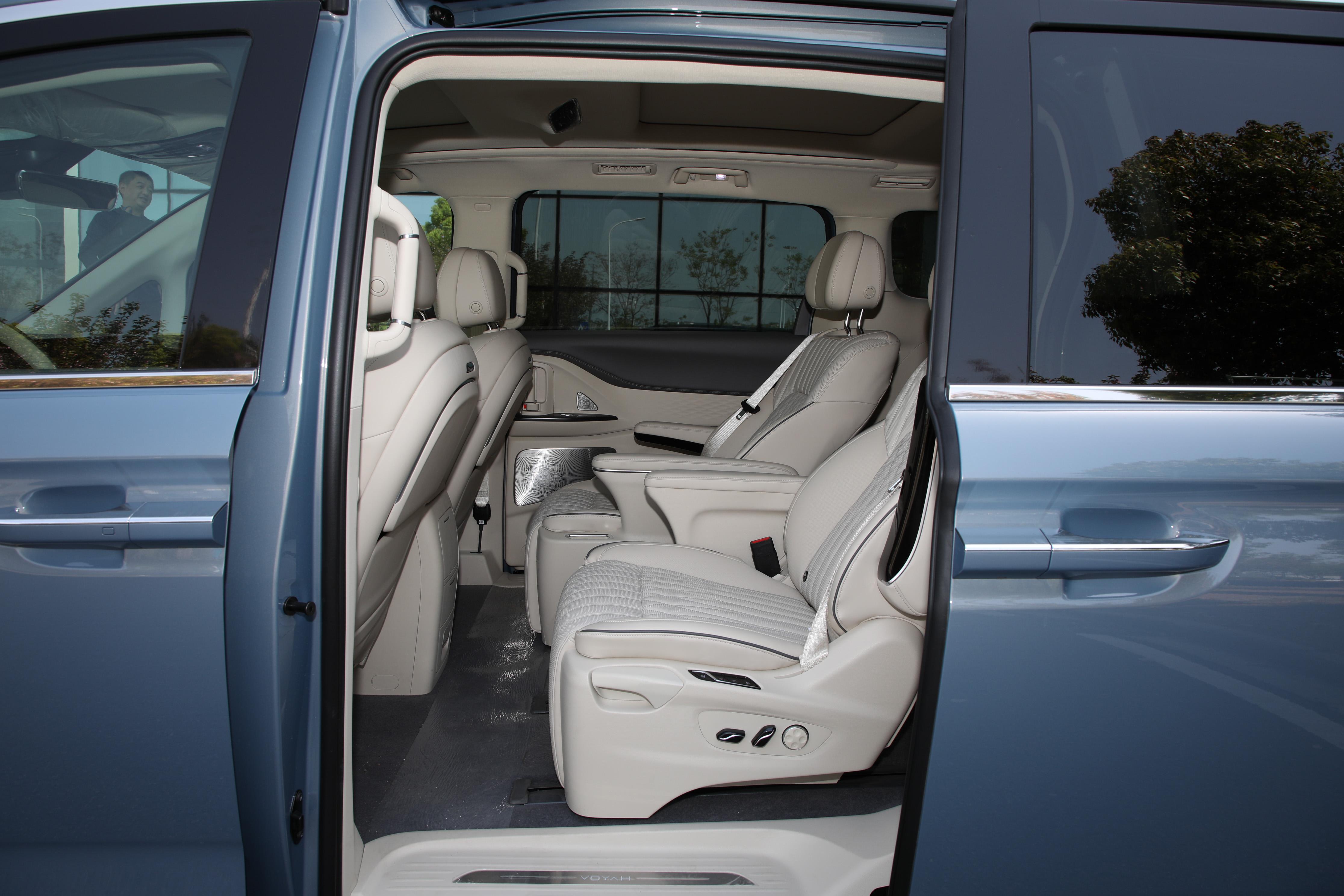 叫板丰田赛那？配空气悬挂，航空座椅，394马力，测岚图梦想家