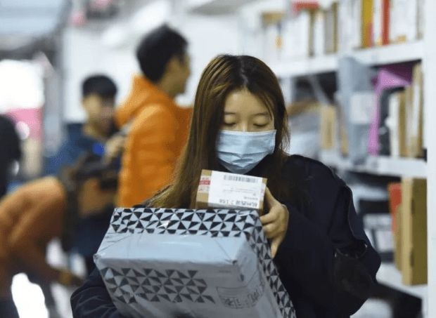 校园真实生活状态曝光，贫富差距太大，大学生生活费给多少才合理